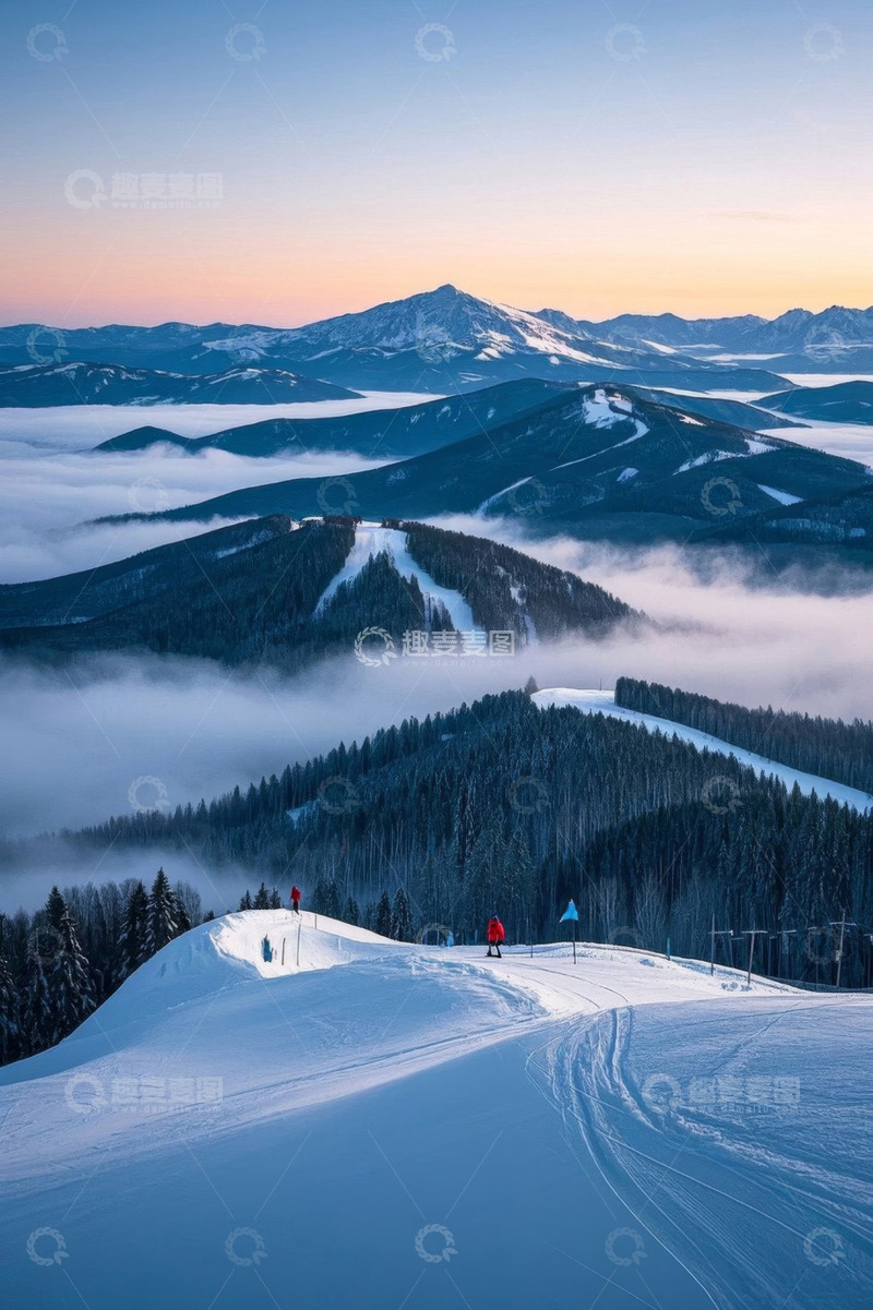 高清大图下载【趣麦麦图】雪山滑雪场日出全景