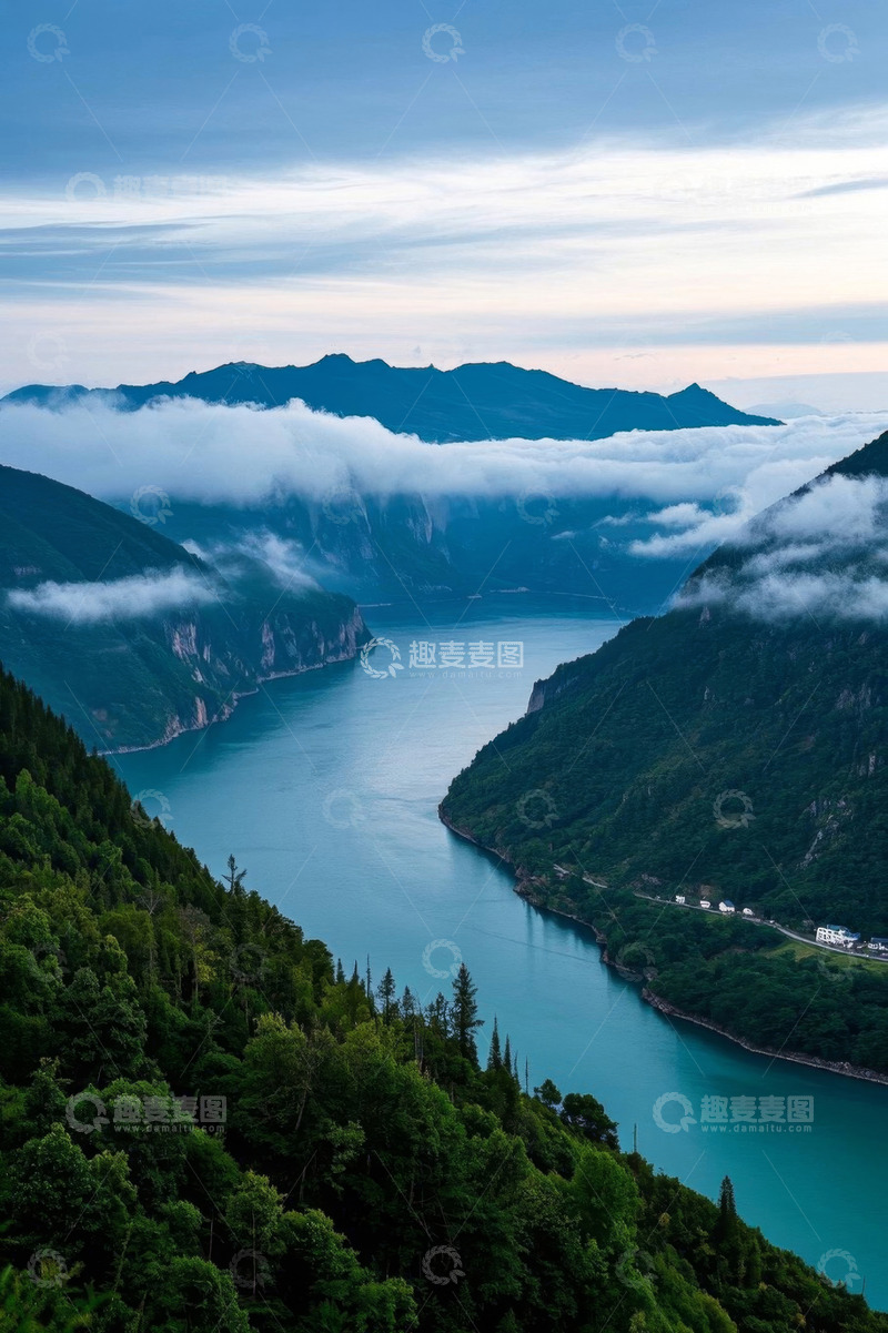 高清大图下载【趣麦麦图】山水间云雾缭绕自然景观
