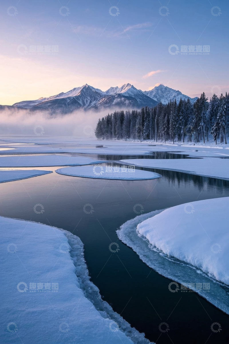 高清大图下载【趣麦麦图】雪山下冰雪覆盖的河流与森林