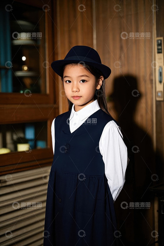 穿着制服戴着帽子的可爱女孩