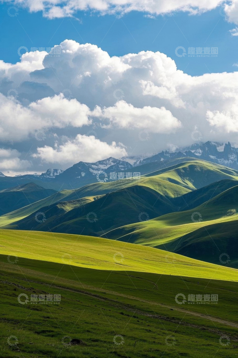 高清大图下载【趣麦麦图】蓝天白云下的草原与山脉风光
