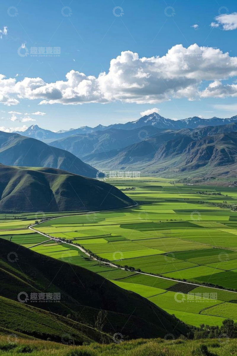 高清大图下载【趣麦麦图】广袤山脉下的绿色田野风光