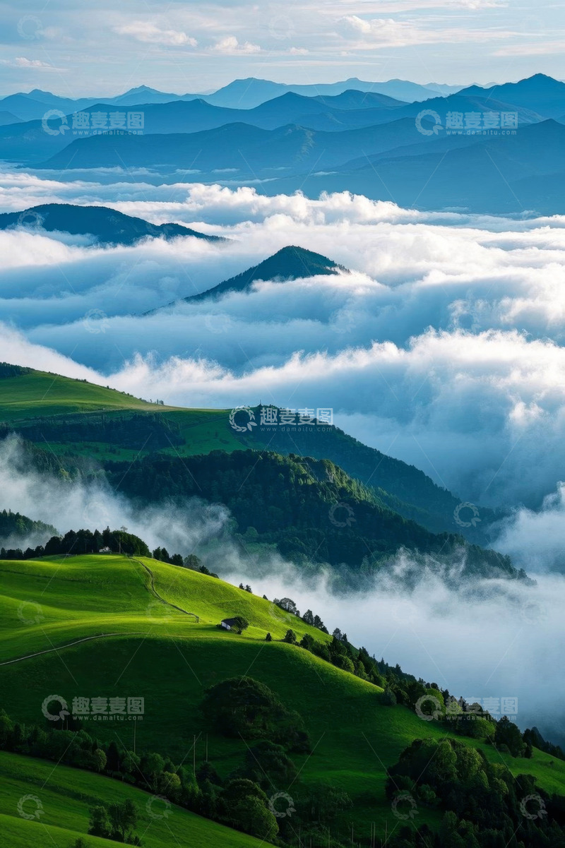 高清大图下载【趣麦麦图】山间云海覆盖的绿色山坡
