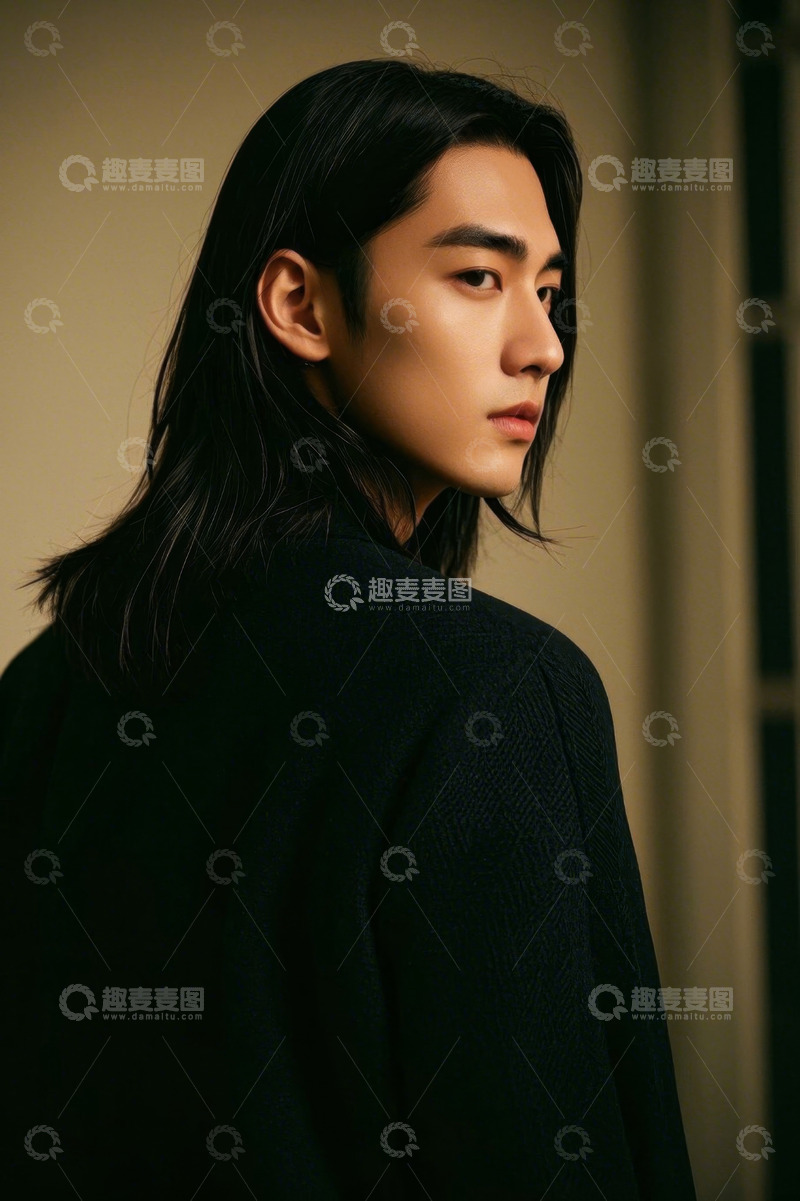 高清大图下载【趣麦麦图】长发男子侧身凝视眼神深邃