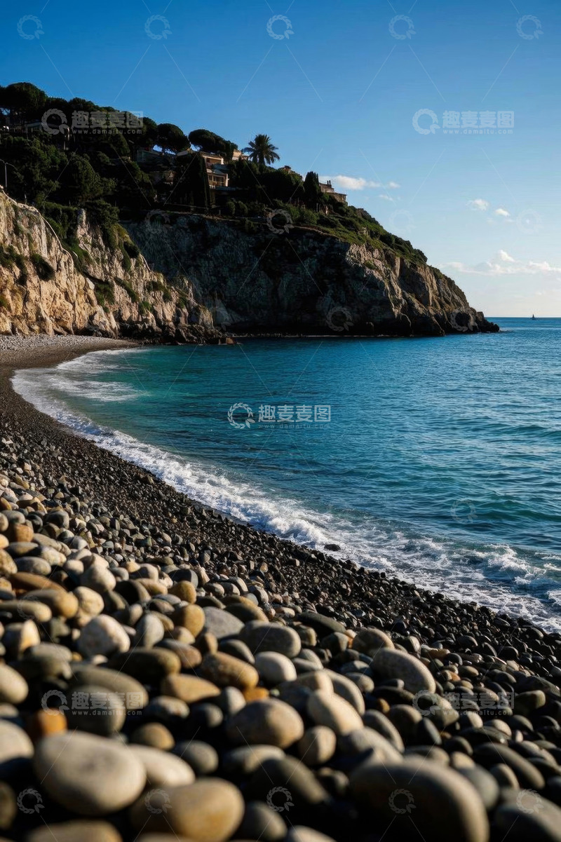 高清大图下载【趣麦麦图】海边鹅卵石沙滩与远处山崖