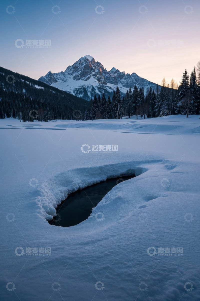 高清大图下载【趣麦麦图】雪山下雪地中的积水景观
