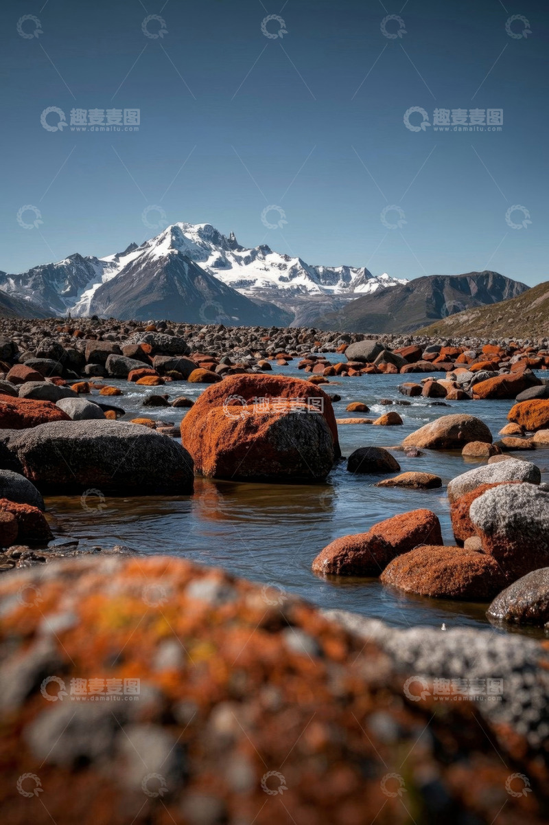 高清大图下载【趣麦麦图】雪山下河流旁布满苔藓的岩石