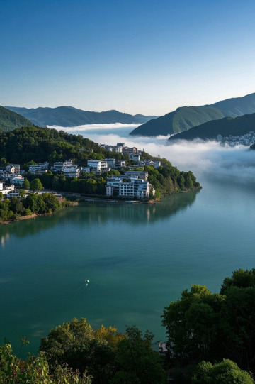 山水间云雾缭绕的城镇风光