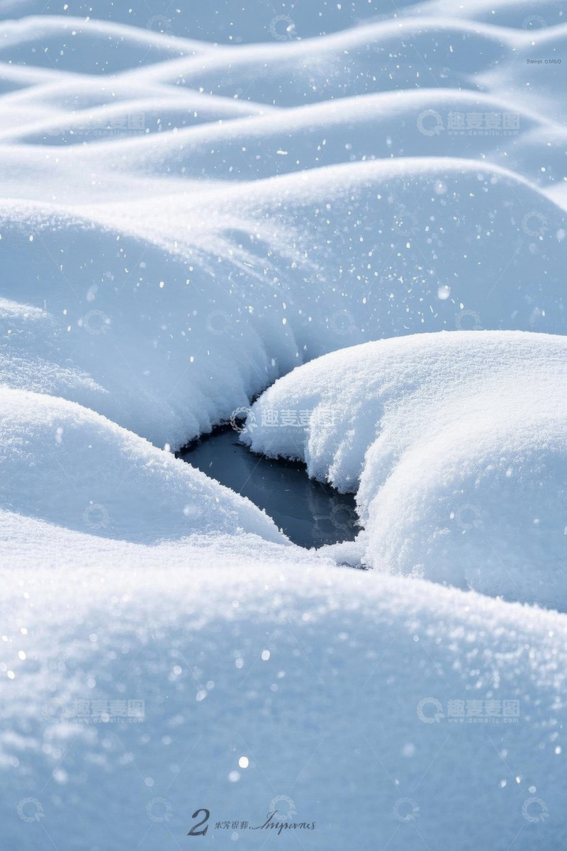 高清大图下载【趣麦麦图】雪地中积雪覆盖的沟壑景象