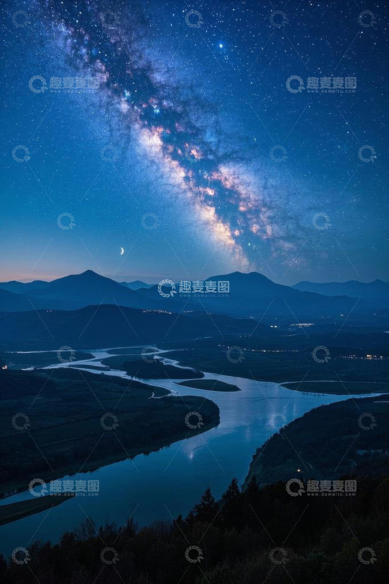 高清大图下载【趣麦麦图】夜空下河流与山脉的星河景象