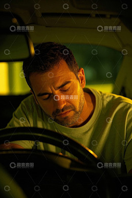 夜色中疲惫的驾驶员