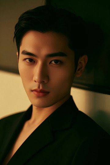 眼神深邃的年轻男子写真