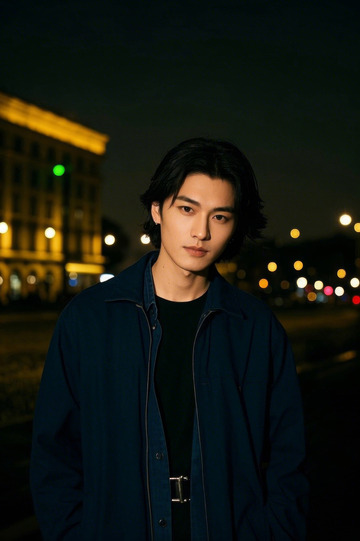 夜晚街景中一位年轻男子