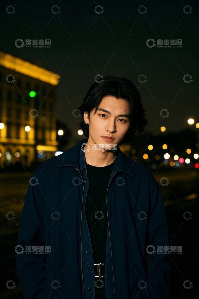 高清大图下载【趣麦麦图】夜晚街景中一位年轻男子