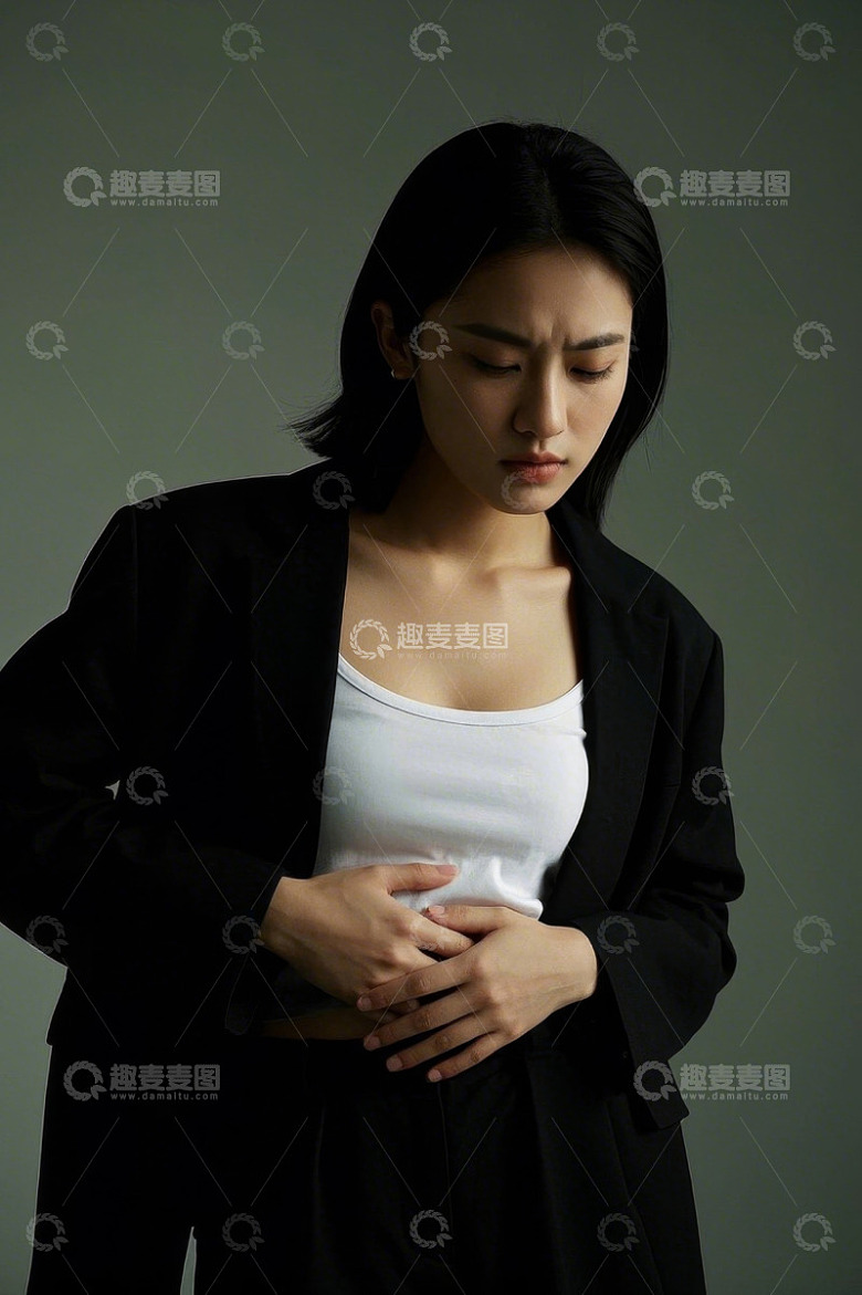 女子西装革履捂着肚子难受