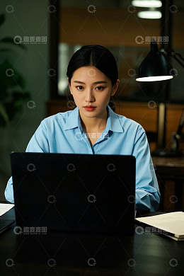 年轻女子深夜伏案工作认真专注