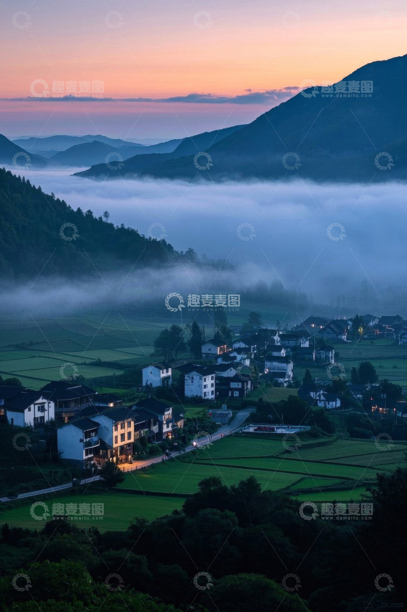 高清大图下载【趣麦麦图】山村晨曦薄雾环绕景象
