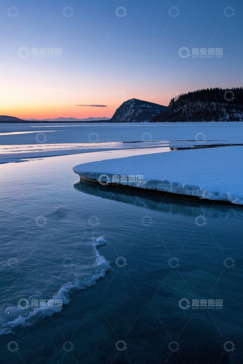 高清大图下载【趣麦麦图】冬季冰封湖面与远处山峦景观