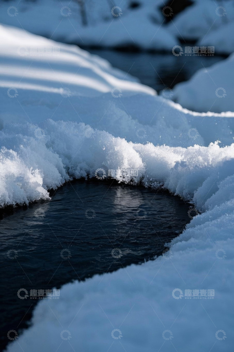 高清大图下载【趣麦麦图】积雪环绕的潺潺溪流