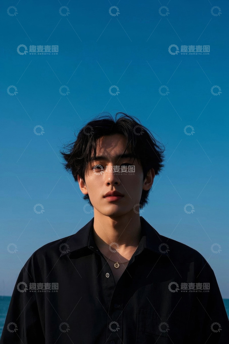 高清大图下载【趣麦麦图】阳光下忧郁的亚洲年轻男子