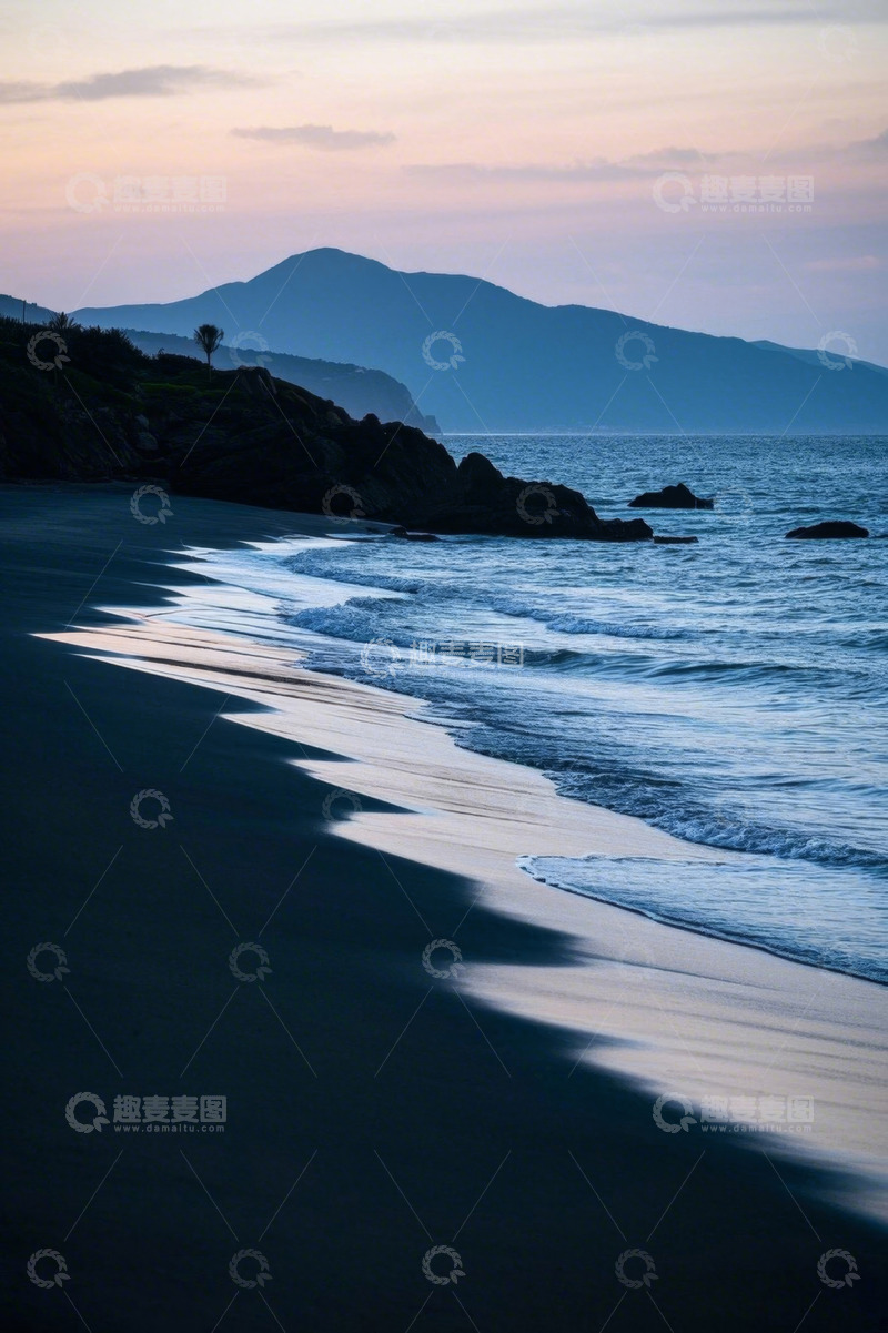 高清大图下载【趣麦麦图】海滩海岸线与远山黄昏景象