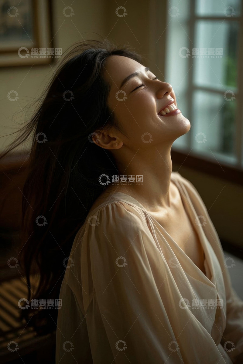 高清大图下载【趣麦麦图】阳光洒落在女孩脸上笑容灿烂