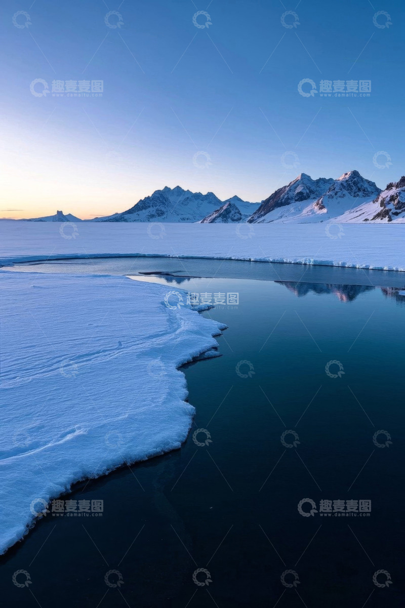 高清大图下载【趣麦麦图】雪山下冰雪覆盖的湖泊景象