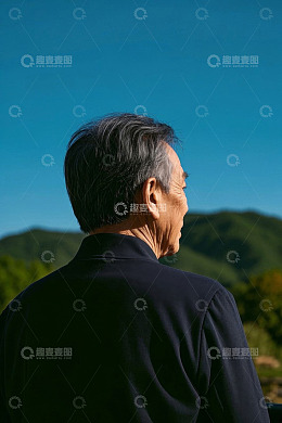 老人背影远眺山峦景色