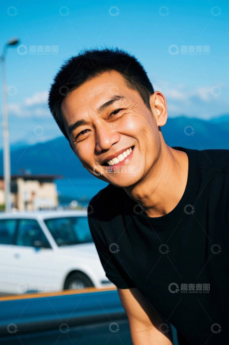 高清大图下载【趣麦麦图】阳光下微笑的亚洲男子户外写真