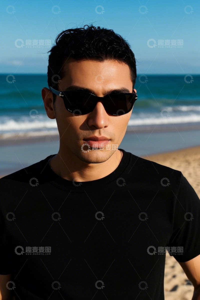 高清大图下载【趣麦麦图】阳光沙滩上的时尚型男