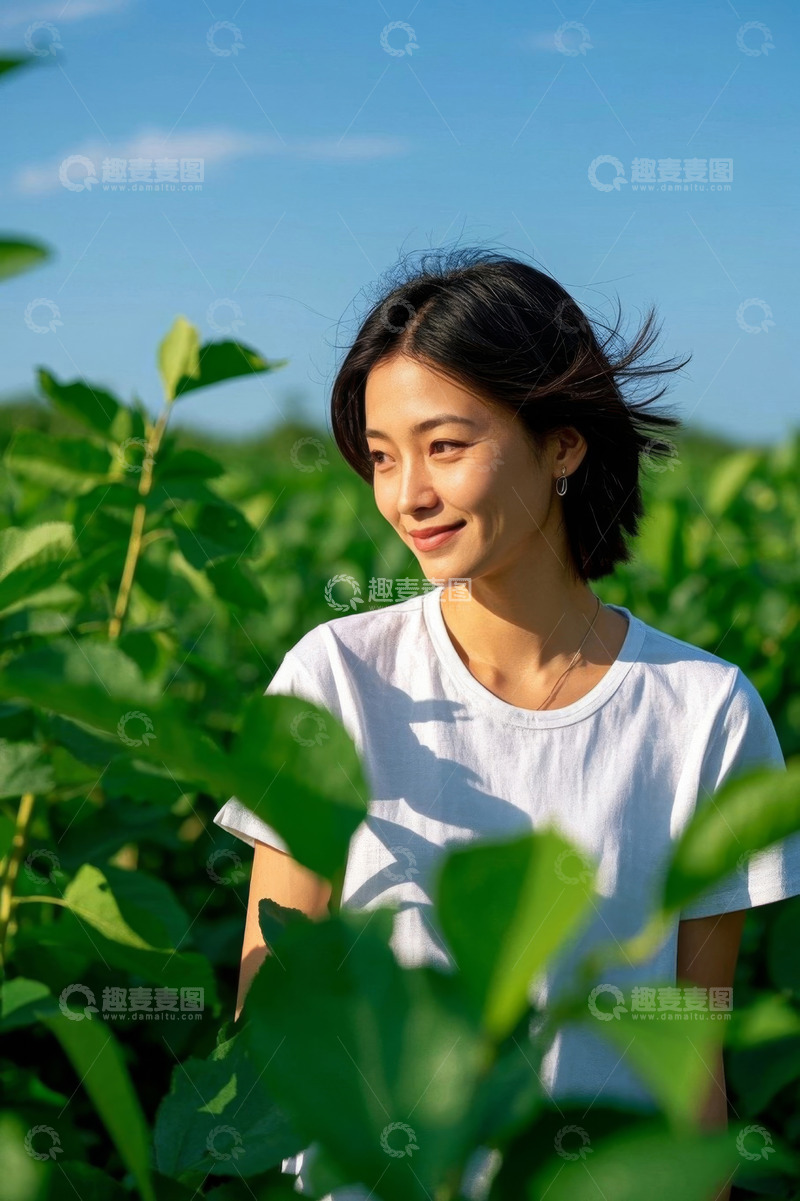 高清大图下载【趣麦麦图】阳光下田园中的年轻女子