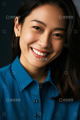 笑容灿烂的年轻女子肖像