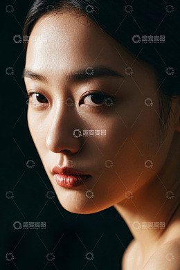 亚洲女性侧颜特写精致妆容