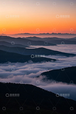 日出时山间云海景观