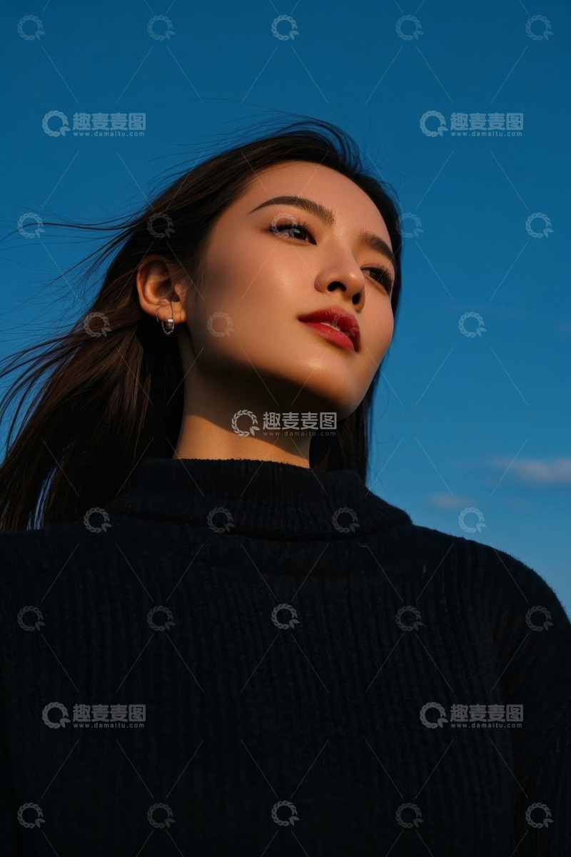 高清大图下载【趣麦麦图】蓝天背景下时尚女子侧颜照