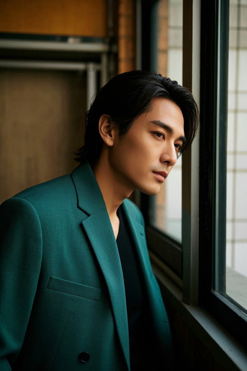 忧郁男子窗边凝望深邃眼神