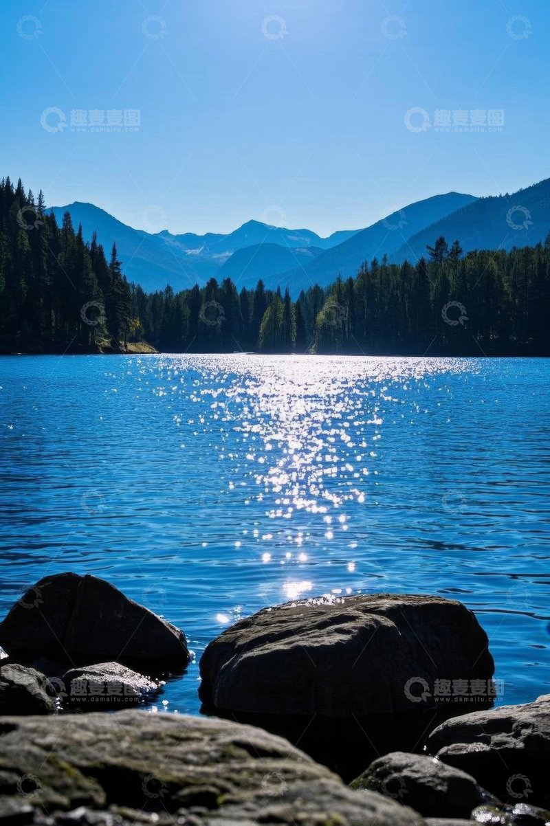 高清大图下载【趣麦麦图】阳光照耀下的山林湖泊风光