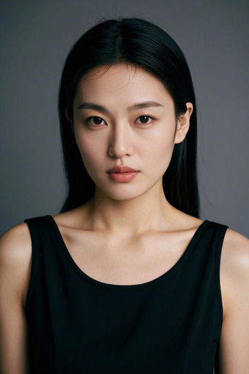 年轻女子黑色背心写真照