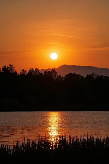 湖畔日落自然风光