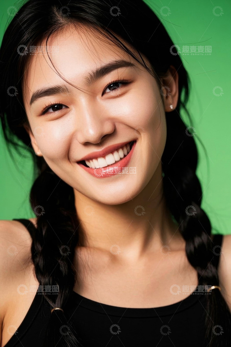 高清大图下载【趣麦麦图】甜美笑容的年轻女子肖像