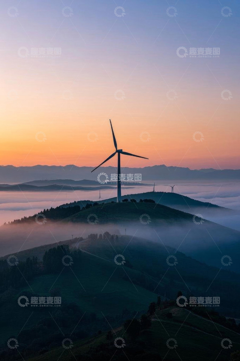 高清大图下载【趣麦麦图】山间日出时的风力发电机