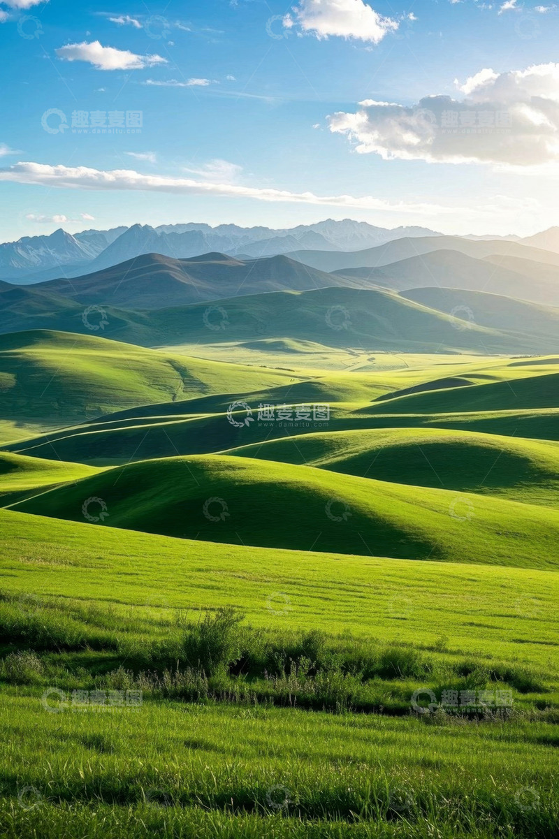 高清大图下载【趣麦麦图】广袤绿色草原与远处山脉风光