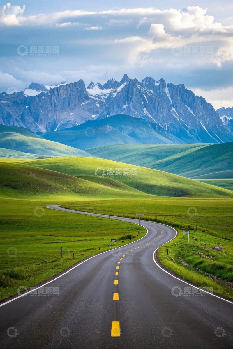 高清大图下载【趣麦麦图】草原公路与远处山脉景观