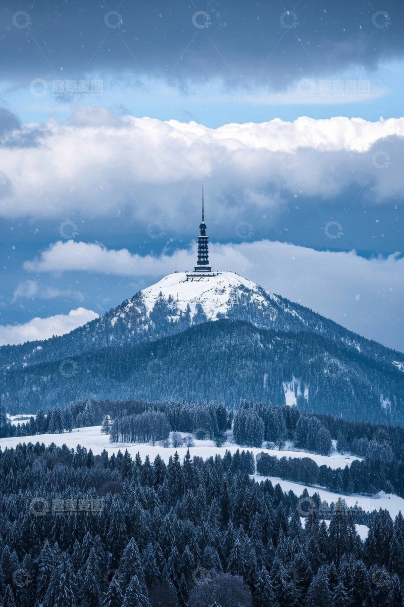 高清大图下载【趣麦麦图】雪中山顶塔楼与森林景观