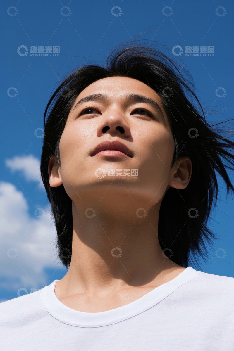 高清大图下载【趣麦麦图】阳光下仰望天空的年轻人