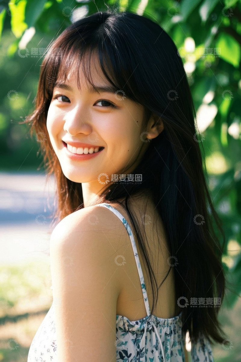 高清大图下载【趣麦麦图】阳光下笑容甜美的女孩