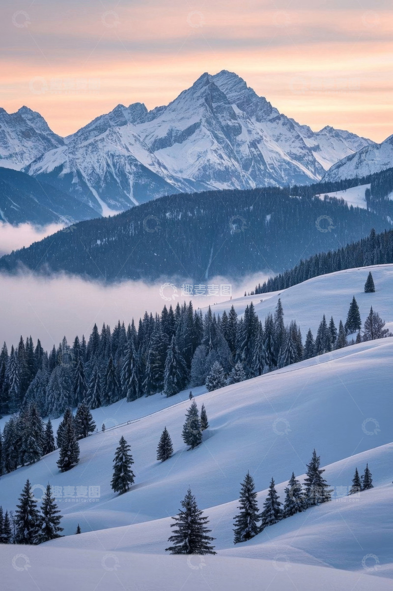 高清大图下载【趣麦麦图】雪覆山林与远处雪山景观