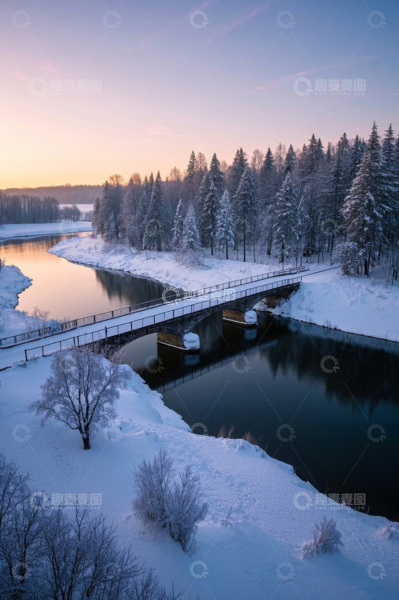 高清大图下载【趣麦麦图】冬日雪覆森林河流上的桥梁