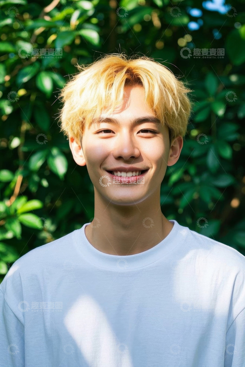 高清大图下载【趣麦麦图】阳光下笑容灿烂的年轻男子