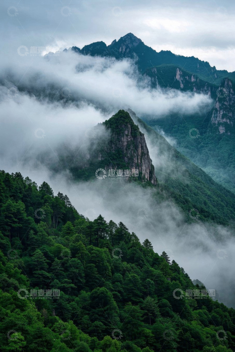 高清大图下载【趣麦麦图】云雾缭绕的山林景观